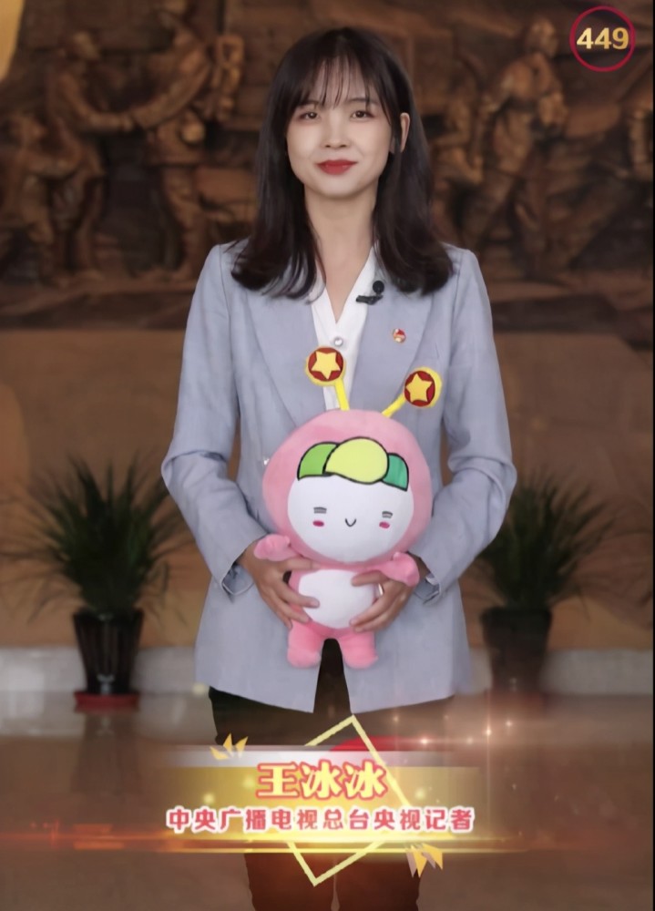 央视最美记者,甜美面容似18岁,全身散发着正能量,董明珠的手说明一切