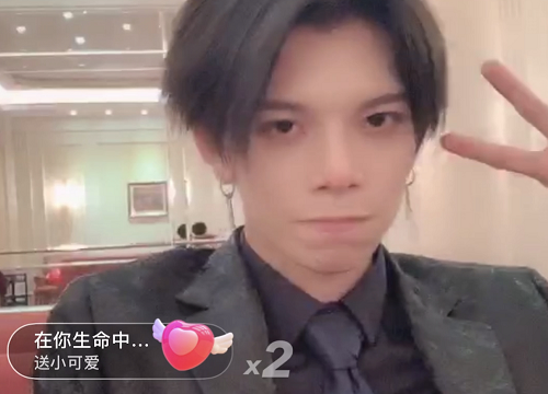 七鹤大人终于放下芥蒂摘口罩看清他正脸后被说是男团成员也有人信