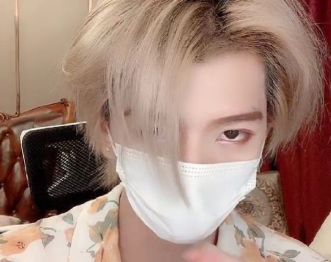 七鹤大人终于放下芥蒂摘口罩看清他正脸后被说是男团成员也有人信