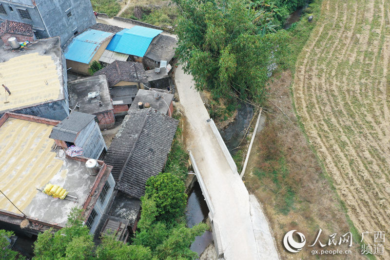 人民网灵山11月19日电 今年6月底,广西灵山县新建了一座名为"伯劳镇箔