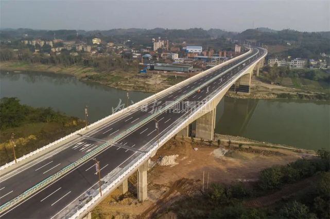 就在内江城区下月底这座横跨沱江的大桥通车