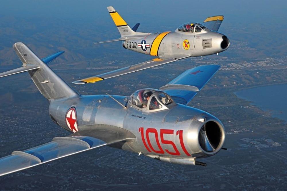 朝鲜战争美苏战机对比:米格15能扛50发枪弹,一炮轰掉f86