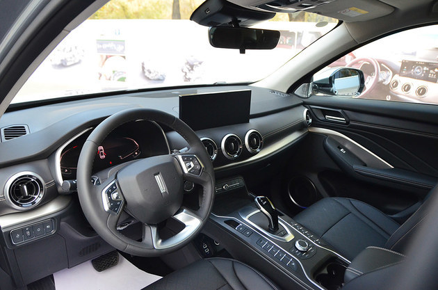 内饰部分,新车依旧是环抱式座舱设计,搭配优雅时尚的曲线,不仅美观,且