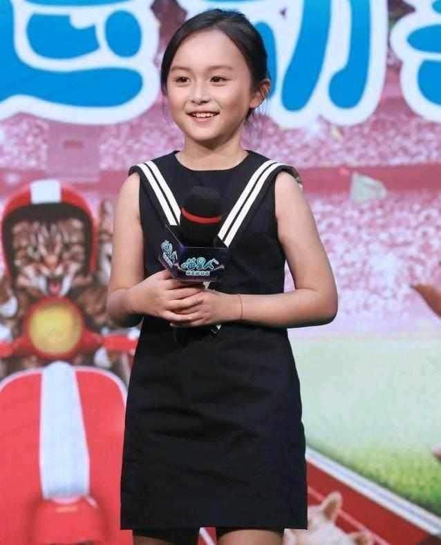 变回来了吧,大家还是再等一等吧,小编相信小时候长得这么惊艳的女孩子