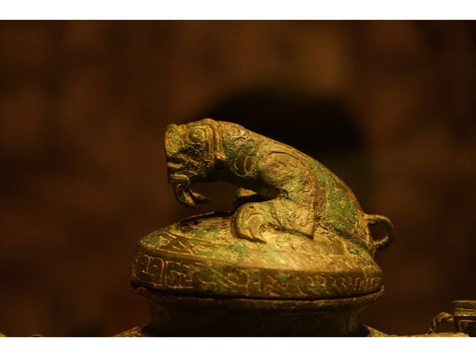 因为很多典型有虎纹或者单体虎形象的青铜器,都是在"方国"的地盘出土