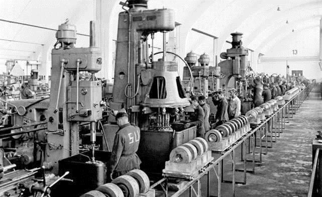 所以盟国飞行员轰炸斯柯达兵工厂时往往出现飞机插满炮弹,但却没有