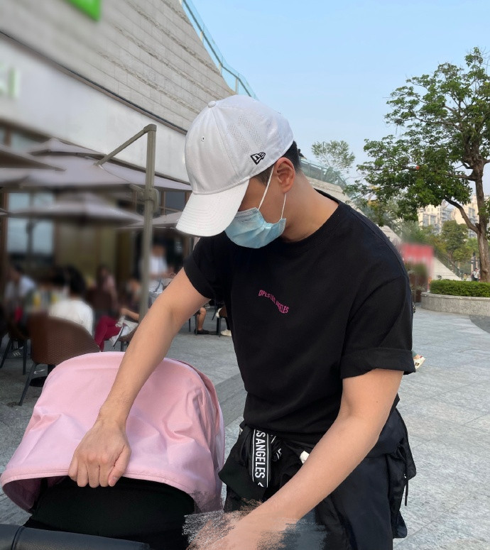 张馨月|林峯老婆张馨月晒时尚穿搭被槽有点土，回怼网友后现超强求生欲