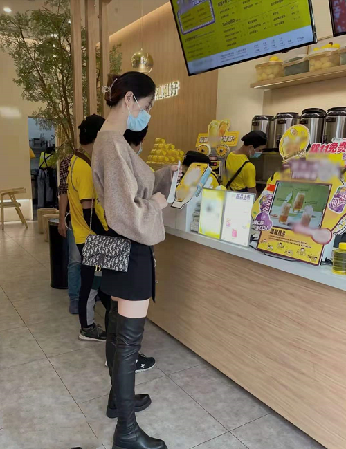 张馨月|林峯老婆张馨月晒时尚穿搭被槽有点土，回怼网友后现超强求生欲