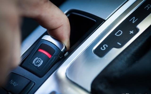 假如自动挡车刹车失灵,能不能拉起电子手刹?