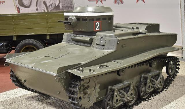 德国的二号坦克也有两栖版本,苏联的t37a坦克则是专门开发的两栖坦克
