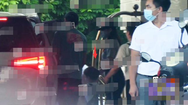 陈妍希|陈妍希携公婆探班老公，陈晓单手抱娃，和老婆甜蜜牵手破婚变传闻