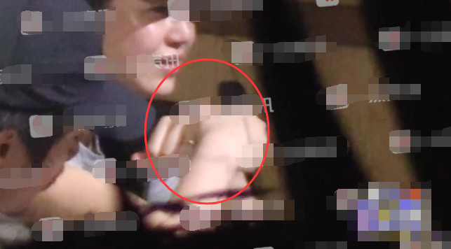 陈妍希|陈妍希携公婆探班老公，陈晓单手抱娃，和老婆甜蜜牵手破婚变传闻