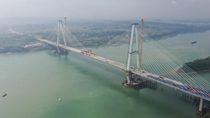 广西最大跨径斜拉桥相思洲大桥正式贯通