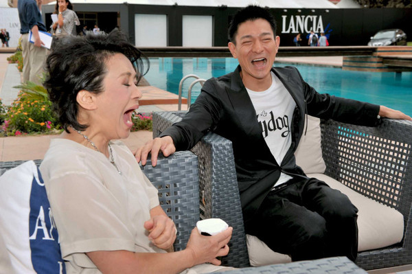 刘德华34岁欠1.5亿快破产!叶德娴帮还清…他报恩下跪"养她38年"