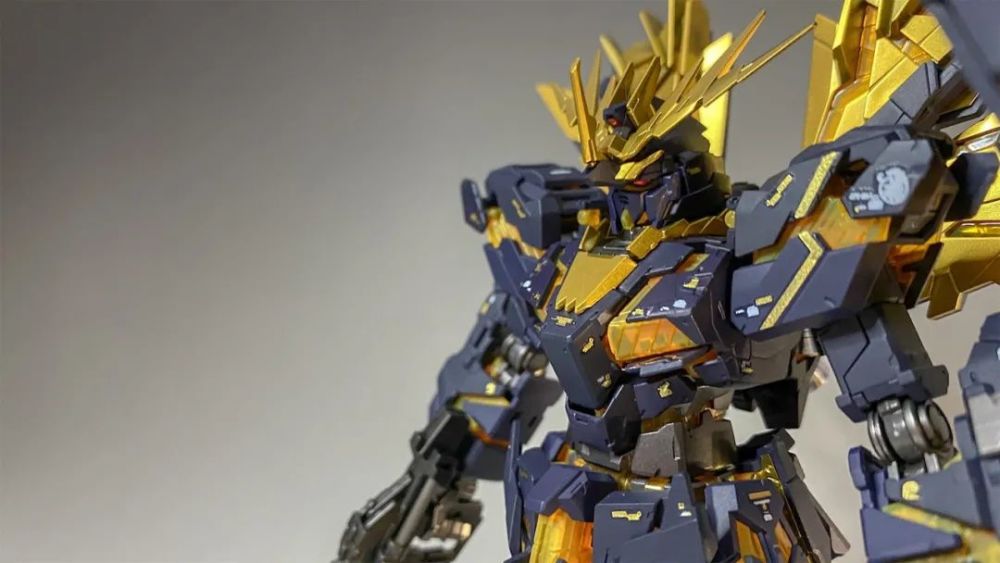 11,不知道为什么拍出来的照片有点糊喷涂上外甲用了究极漆的午夜蓝紫