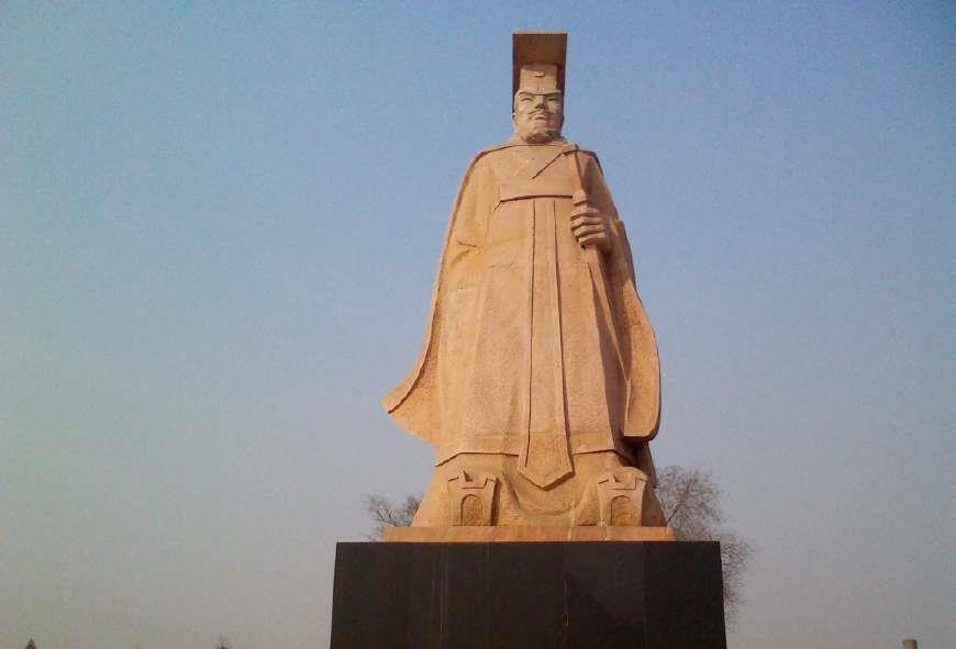 王莽企图利用儒家学说思想重建一个"大同社会",想一劳永逸的解决长期