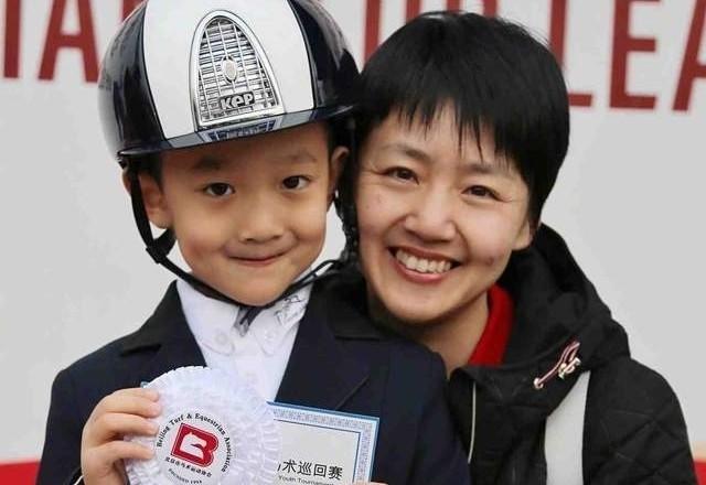 于谦"二公子"都7岁了,2个儿子都拜了郭德纲为师,少年初长成_腾讯新闻