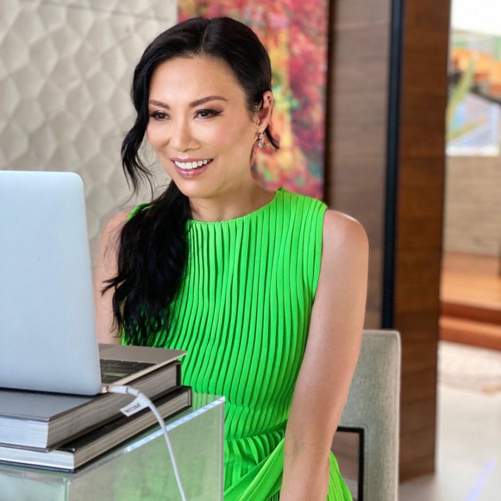 51岁邓文迪登杂志封面中国红纱裙东方韵味十足换古驰大衣显大姐大气质