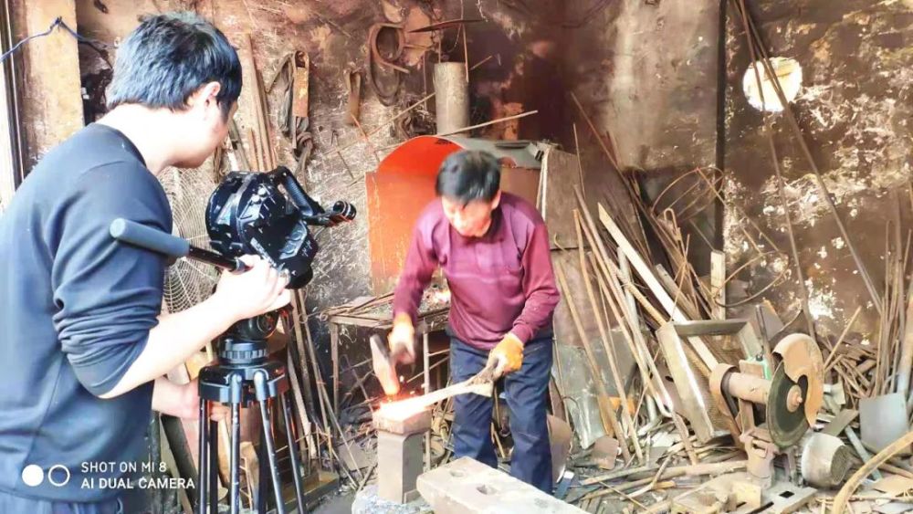 剧组在武冈古城都梁祁剧院(原光明电影院)拍完"忠字舞"后收工返回长沙