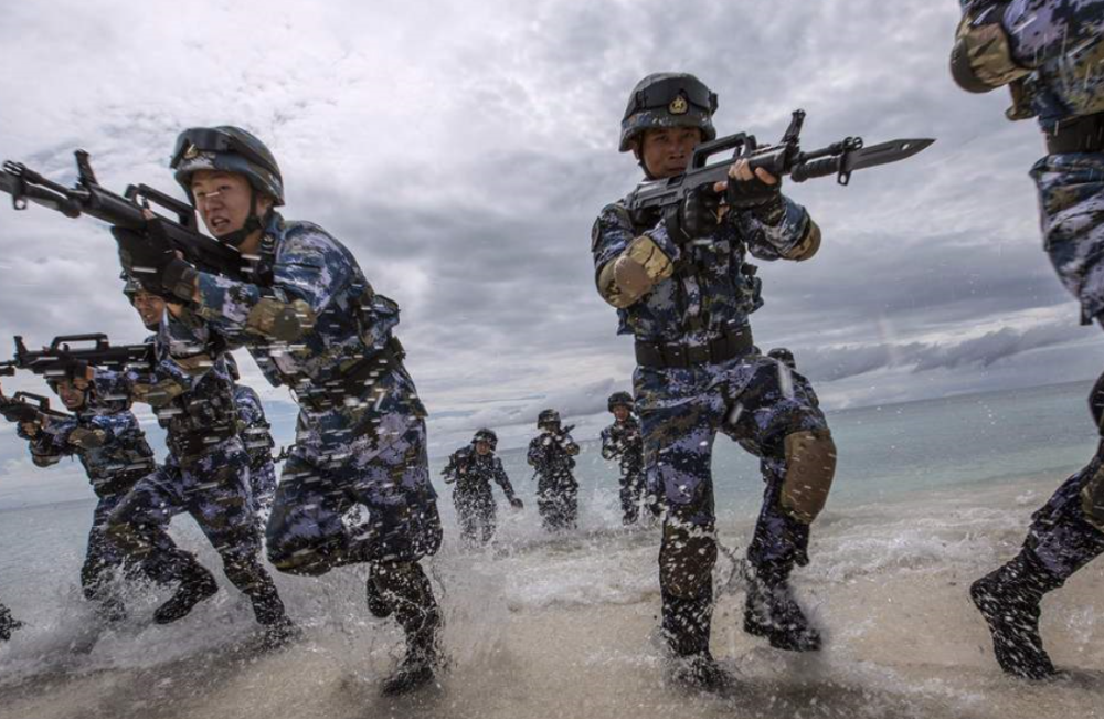 非常时刻解放军有重大行动东海南海同步进行信号十分强烈