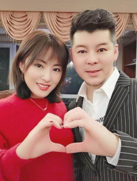 赵本山最美女弟子王小虎小7岁娇妻罕曝光身材抢眼凹凸有致