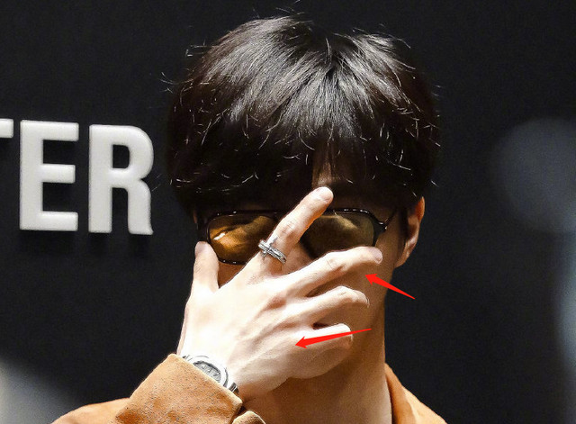 陈立农这手还没有完全张开呢,就已经基本包括了整张脸.