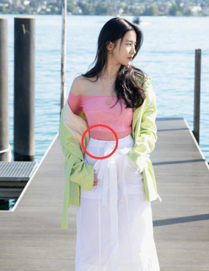 网友上海偶遇刘亦菲玩手机纯素颜状态能打白到发光