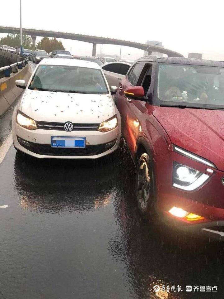 情报站雨天路滑谨慎驾驶济南北园高架发生两车刮擦事故