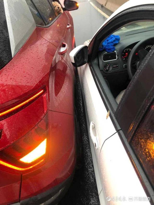 情报站雨天路滑谨慎驾驶济南北园高架发生两车刮擦事故