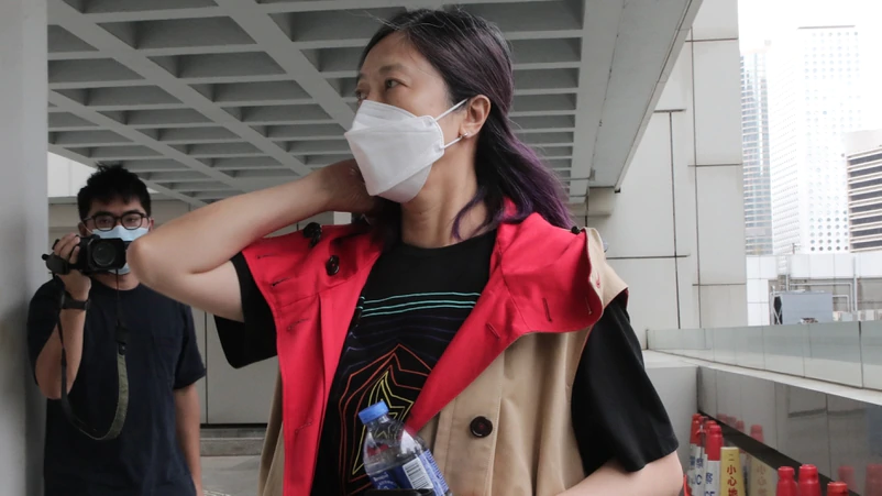 周星驰|周星驰被追讨7000万案再审，前女友戴墨镜现身法院气场十足