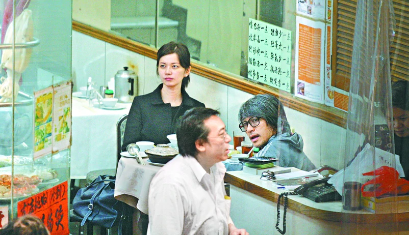 周星驰|周星驰被追讨7000万案再审，前女友戴墨镜现身法院气场十足