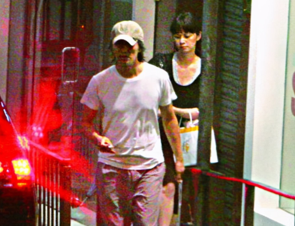 周星驰|周星驰被追讨7000万案再审，前女友戴墨镜现身法院气场十足