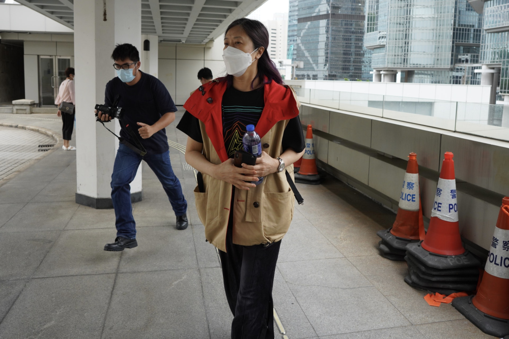 周星驰|周星驰被追讨7000万案再审，前女友戴墨镜现身法院气场十足