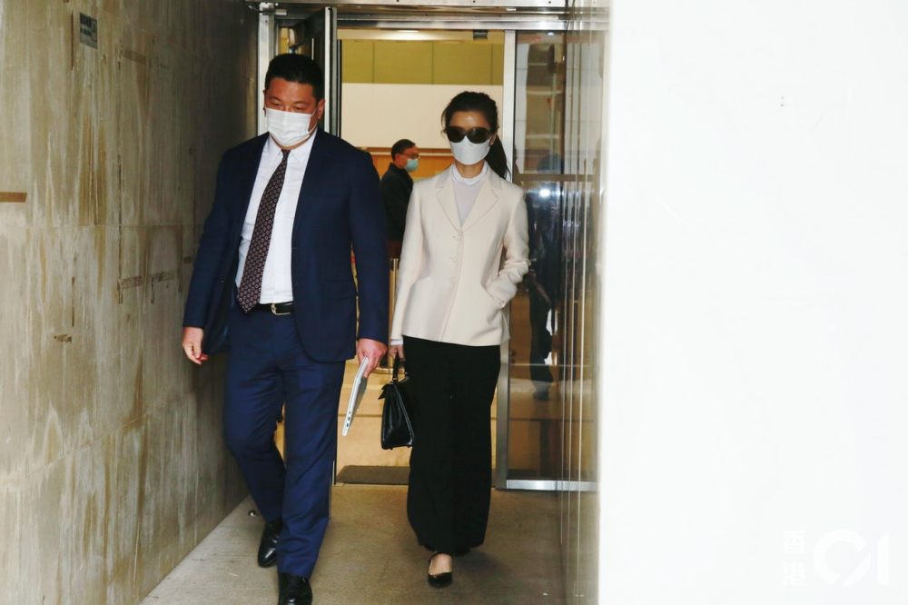 周星驰|周星驰被追讨7000万案再审，前女友戴墨镜现身法院气场十足