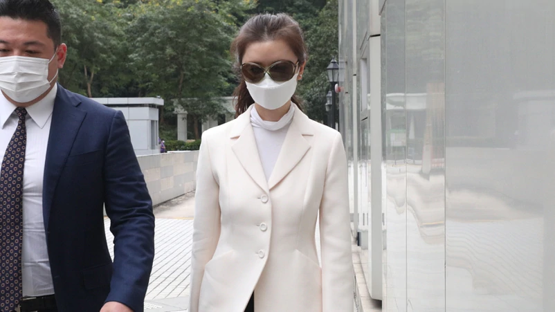 周星驰|周星驰被追讨7000万案再审，前女友戴墨镜现身法院气场十足