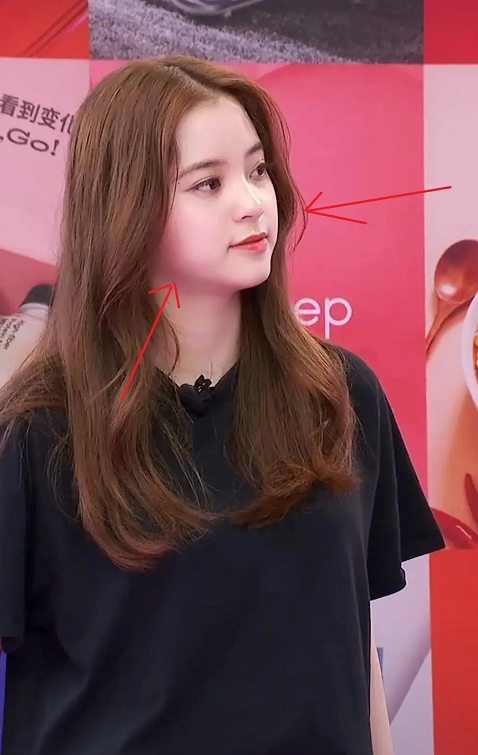 欧阳娜娜直播胖若两人镜头拉到她的脸这快140斤了吧