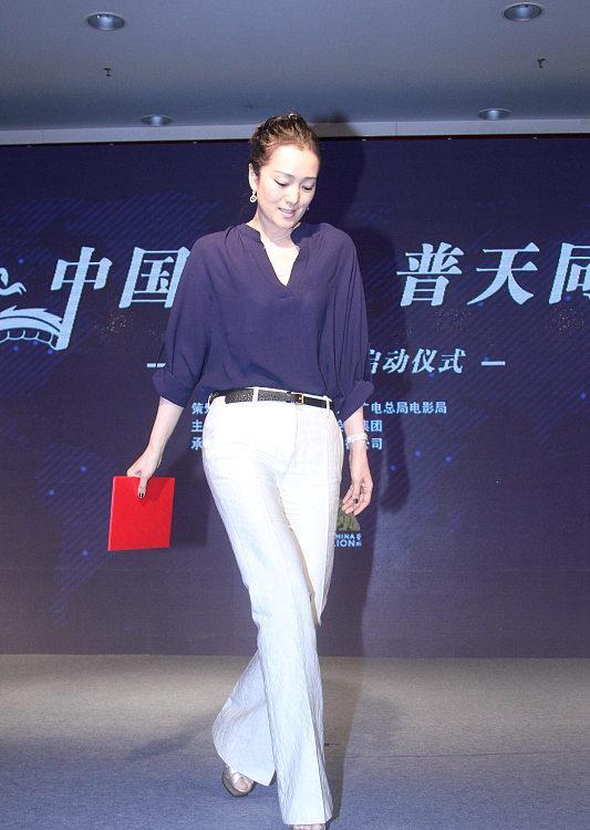 巩俐不穿礼服也特霸气皮靴配着紧身裤曲线依旧美得耀眼