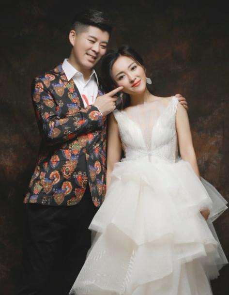 王小虎晒与老婆合影张可妆容精致气质不输其他女星