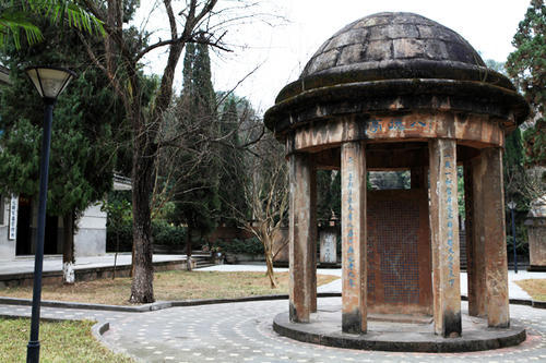 1940年初,宋哲元以中风不语病逝,葬于绵阳附近的富乐山,享年56岁,国民