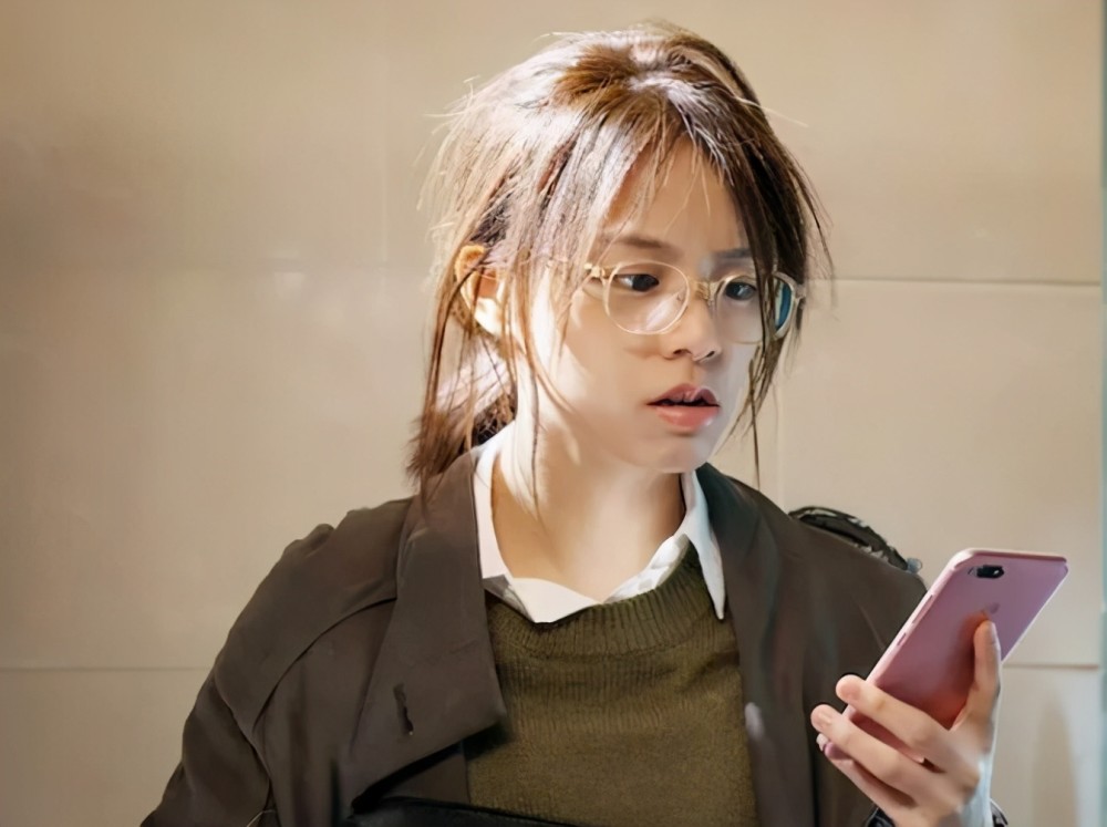 为了塑造这样一个形象,演员宋芸桦穿上了老气的西装,戴上了土气的眼镜