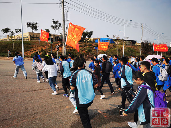 金堂县高板中学校长携高2021届高三学子进行15公里远足活动