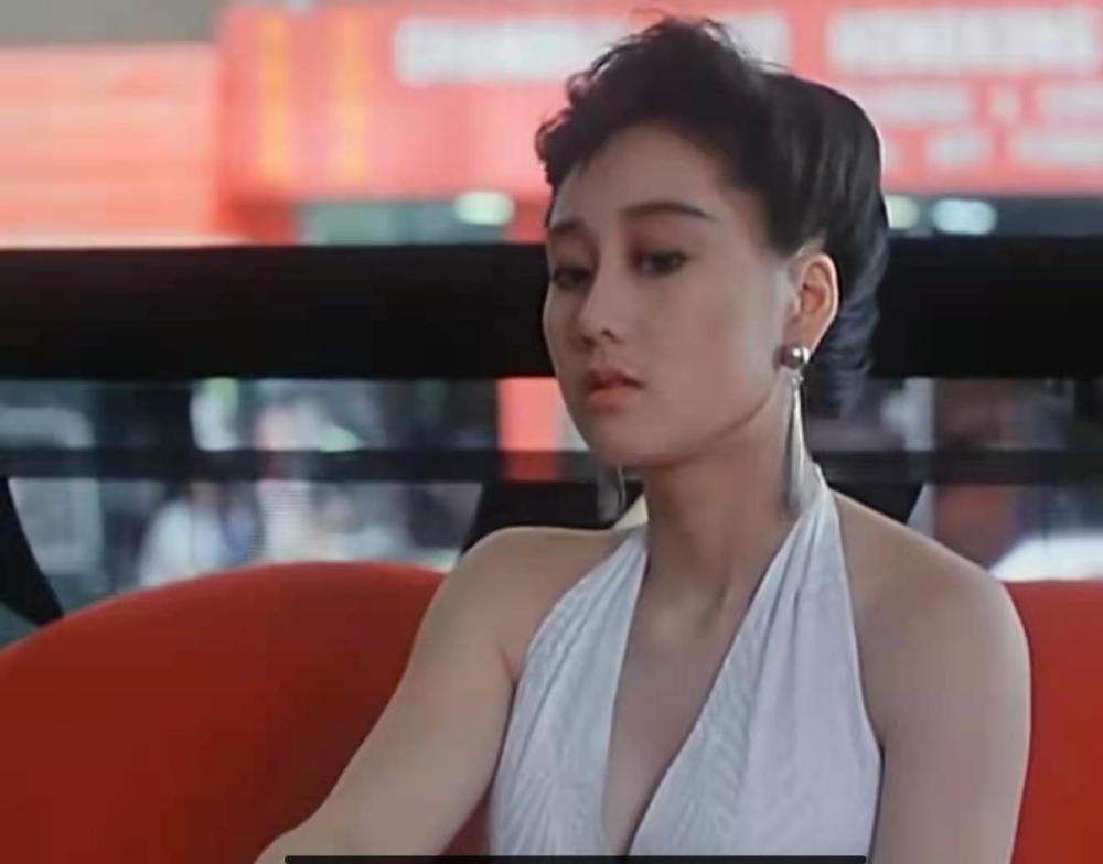 两年后她与李连杰在《龙在天涯》中相识相爱,最终走到了一起.