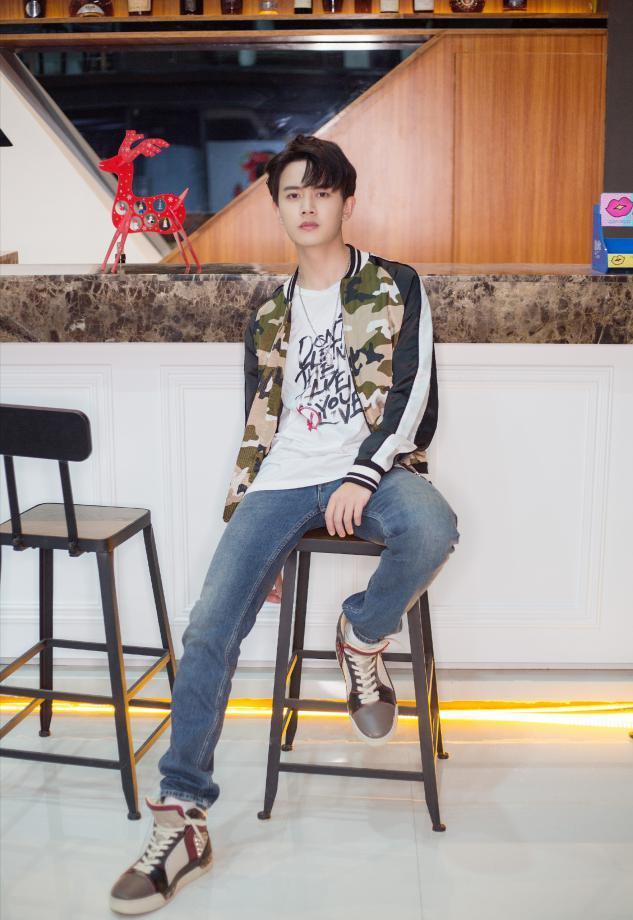 任嘉伦秋冬造型温暖浪漫身高178很会穿正装与休闲轻松切换