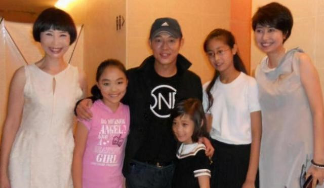 李连杰四个女儿同父不同命 利智生的宠爱有加 前妻生的颠沛流离 腾讯新闻