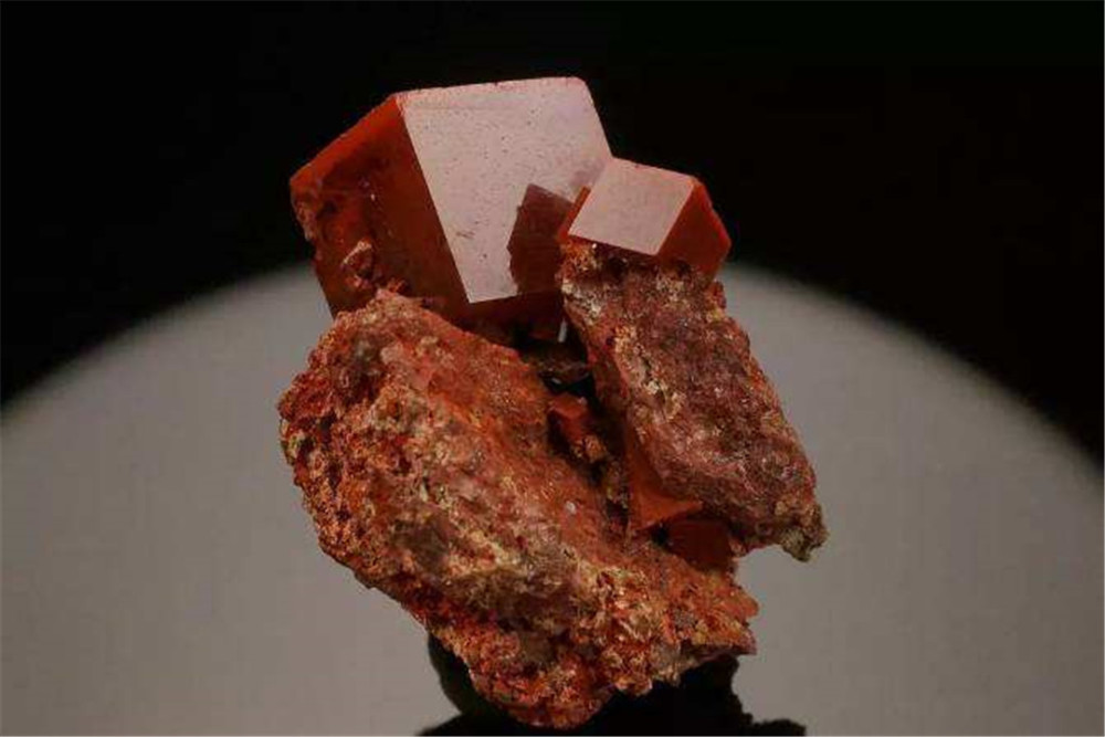 月球上出现大量赤铁矿,科学家:地球的氧气正在慢慢的飘向月球!