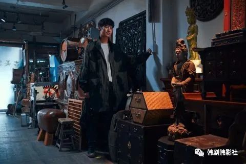 《盗墓同盟》描述靠"吃土"寻宝的天才盗墓者姜东久(李帝勋 饰),古墓