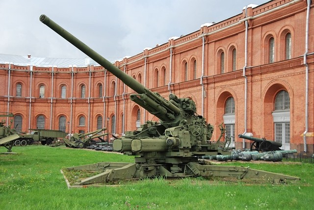 苏联在flak 40的基础上开始研发ks-30型130毫米大口径高射炮,用于国家