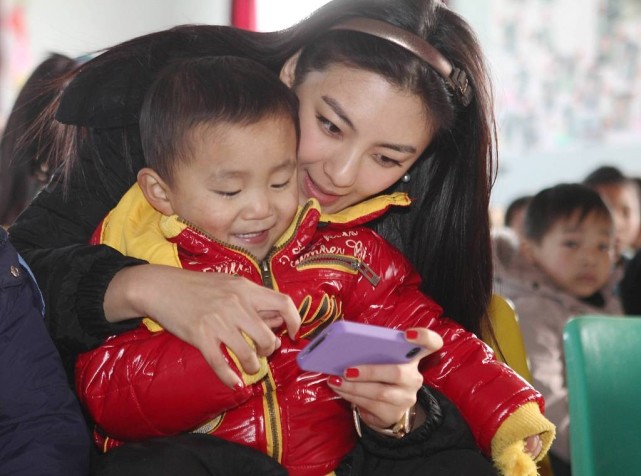 张雨绮带龙凤孩子剪头发打扮俏皮心情愉快
