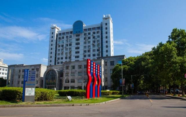 长沙理工大学的名气并不算高,是由长沙交通学院,长沙电力学院合并而成