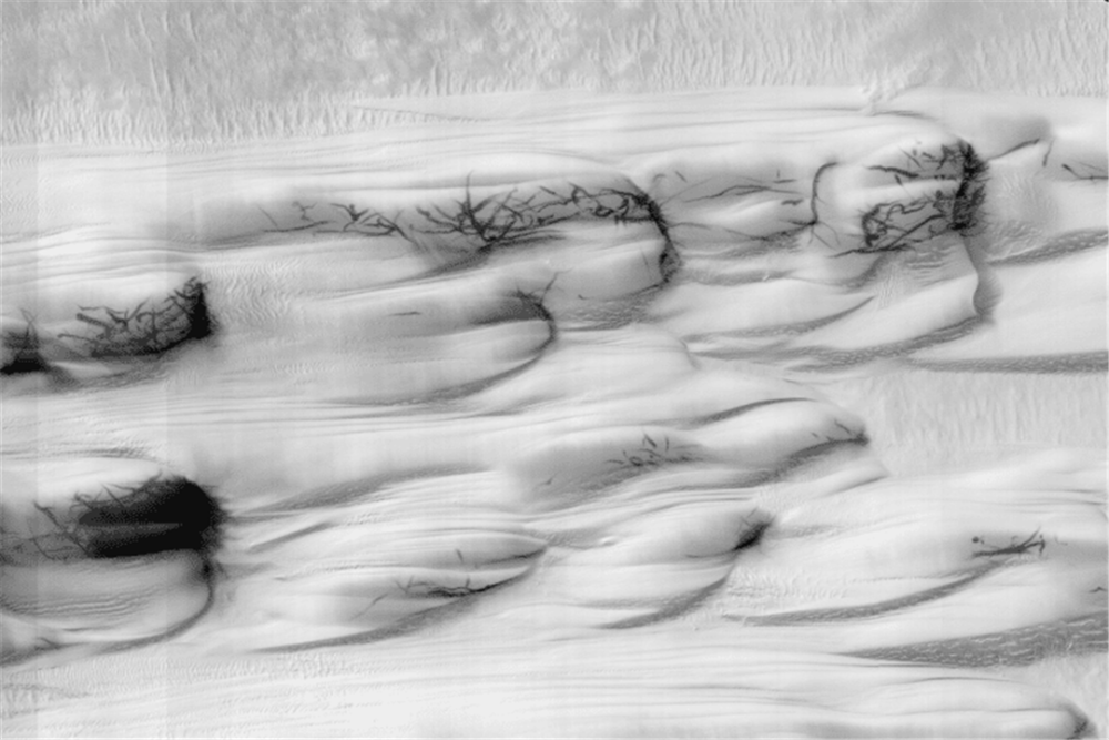 nasa公布火星照片,疑似发现"怪物"留下的痕迹,轮廓清晰可见!